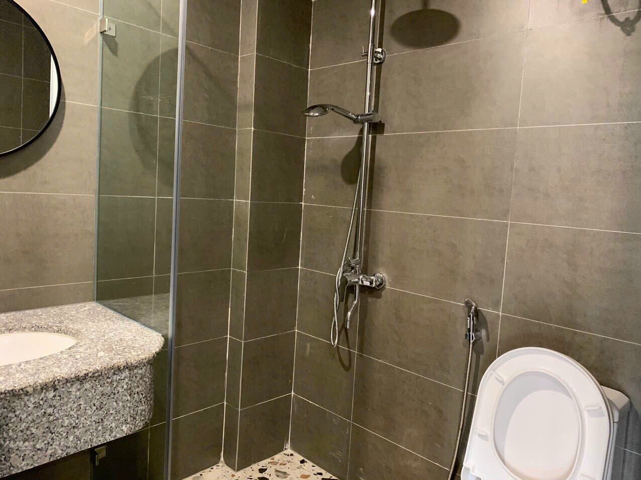 Tôi cho thuê nhà mới, căn góc, 92m2_ 5T; vỉa hè, Hoàng Quốc Việt-29 Tr - Ảnh 2